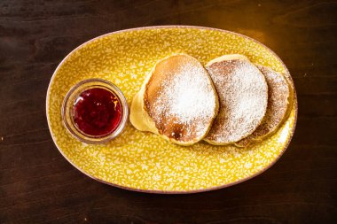 Böğürtlen soslu krep.