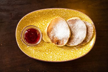 Böğürtlen soslu krep.