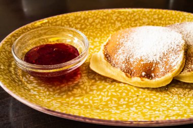 Böğürtlen soslu krep.