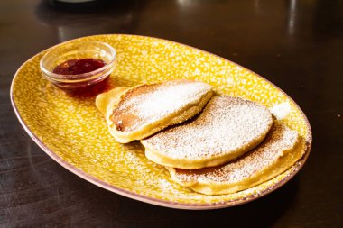 Böğürtlen soslu krep.