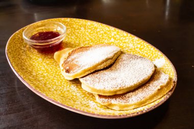 Böğürtlen soslu krep.