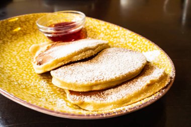 Böğürtlen soslu krep.