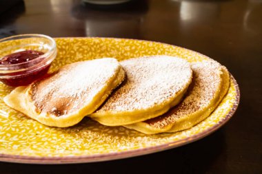 Böğürtlen soslu krep.