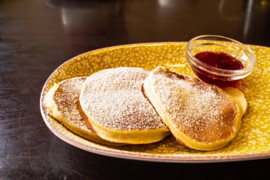 Böğürtlen soslu krep.