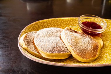 Böğürtlen soslu krep.