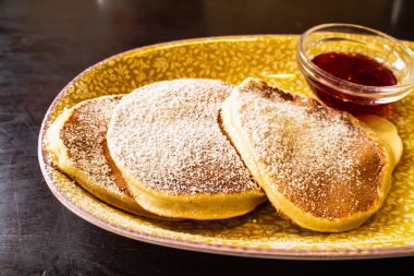 Böğürtlen soslu krep.