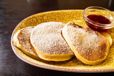 Böğürtlen soslu krep.