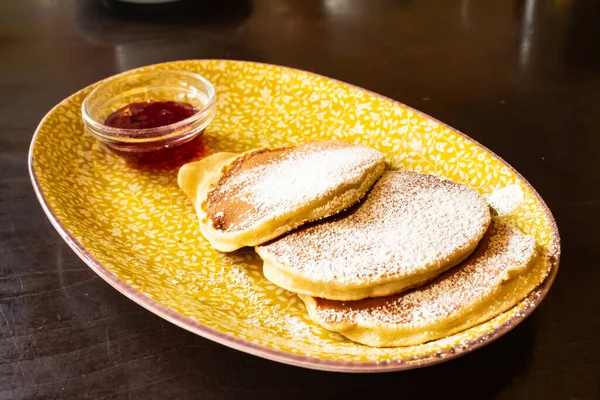 Pancake di piring dengan saus berry — Stok Foto