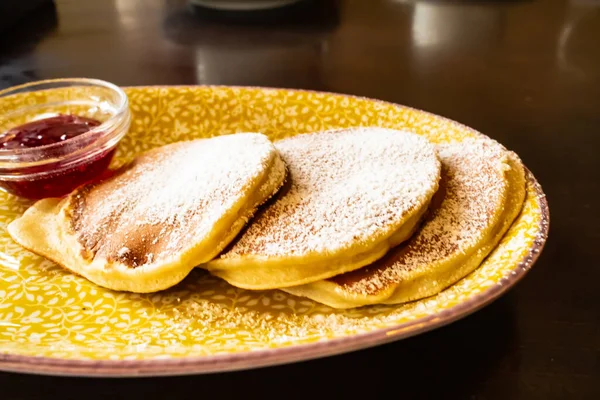 Böğürtlen soslu krep.