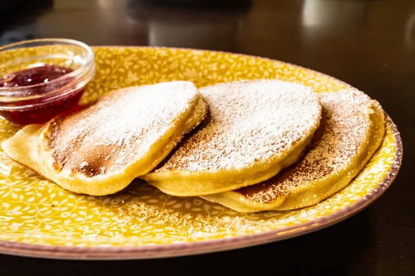 Crêpes sur une assiette avec sauce aux baies — Photo