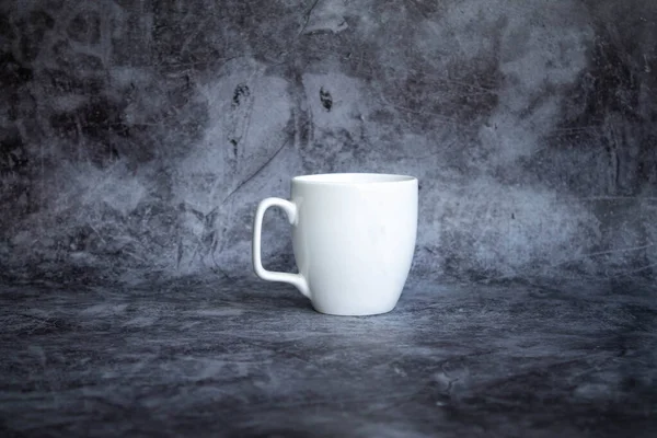 Белая чашка для кофе на темном фоне. вид сбоку, изоляция — стоковое фото