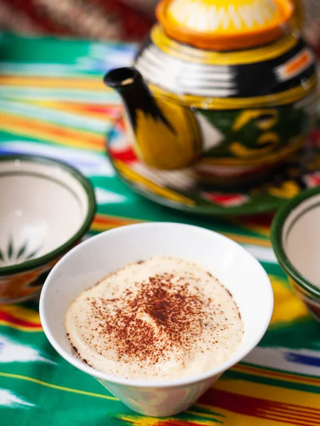 Postre Tiramisú Estilo Oriental Con Una Tetera Una Taza Foto — Foto de Stock