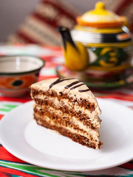 Десертный Шоколадный Торт Бежевым Кремом Восточном Стиле Крыше Чайником Чашкой — стоковое фото