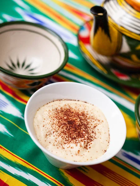 Tiramisu dessert de style oriental avec une théière et une tasse pour le thé. — Photo