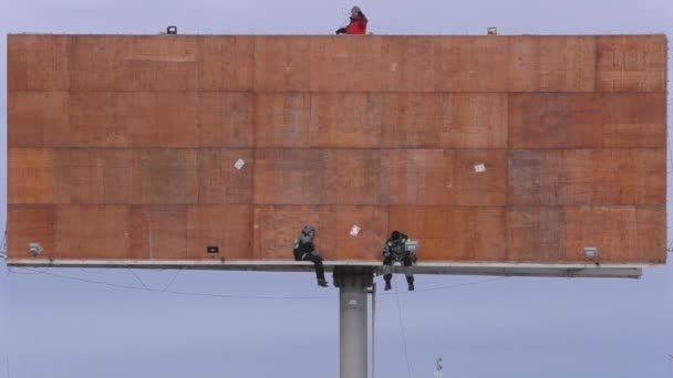 Gli Installatori Siedono Grande Cartellone Vuoto Contro Cielo Preparano Installazione — Video Stock