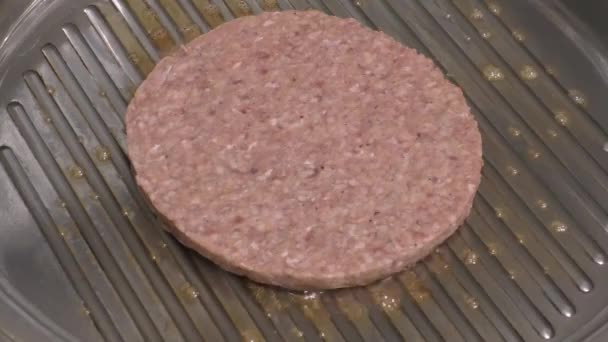 Çelik Izgara Tava Üzerinde Kızarmış Büyük Tek Burger Patty Tam — Stok video