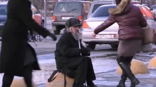 Тюмень Росія Березня 2019 Дівчина Дарує Милостиню Старому Чоловікові Сидячи — стокове відео