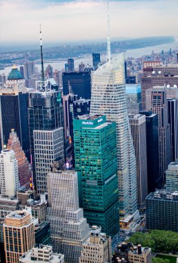 Manhattan'ın diğer mahalleler ve Brooklyn, Queens ve Bronx semtleri de birkaç binalarıyla rağmen Midtown ve Aşağı Manhattan, New York City gökdelen yoğunlaşmıştır. Mayıs 2016 yılı itibariyle, tüm şehrin 241 binalar tha vardır.