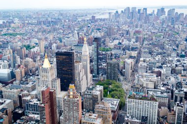 Manhattan'ın diğer mahalleler ve Brooklyn, Queens ve Bronx semtleri de birkaç binalarıyla rağmen Midtown ve Aşağı Manhattan, New York City gökdelen yoğunlaşmıştır. Mayıs 2016 yılı itibariyle, tüm şehrin 241 binalar tha vardır.