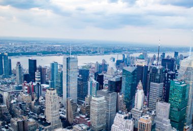 Manhattan'ın diğer mahalleler ve Brooklyn, Queens ve Bronx semtleri de birkaç binalarıyla rağmen Midtown ve Aşağı Manhattan, New York City gökdelen yoğunlaşmıştır. Mayıs 2016 yılı itibariyle, tüm şehrin 241 binalar tha vardır.