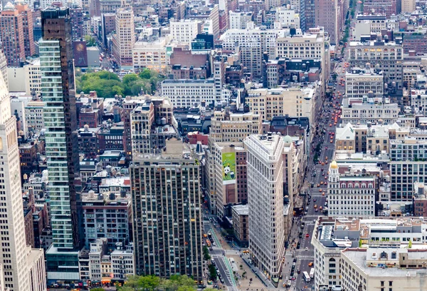 Manhattan'ın diğer mahalleler ve Brooklyn, Queens ve Bronx semtleri de birkaç binalarıyla rağmen Midtown ve Aşağı Manhattan, New York City gökdelen yoğunlaşmıştır. Mayıs 2016 yılı itibariyle, tüm şehrin 241 binalar tha vardır.