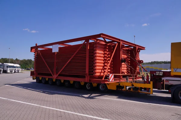 Camion Con Semirimorchio Speciale Trasporto Carichi Grandi Dimensioni Carico Sovradimensionato — Foto Stock