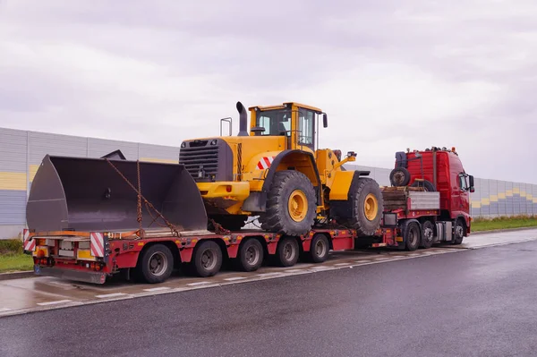 Ein Lkw Mit Einem Speziellen Sattelauflieger Für Den Transport Übergroßer — Stockfoto