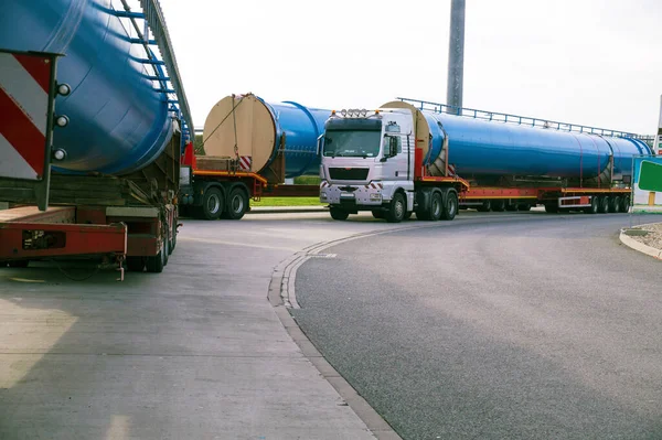 Ein Lkw Mit Einem Speziellen Sattelauflieger Für Den Transport Übergroßer — Stockfoto