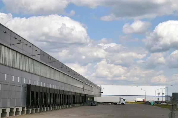 Und Entladen Von Lkws Ein Lkw Beim Entladen Einem Verteilzentrum — Stockfoto