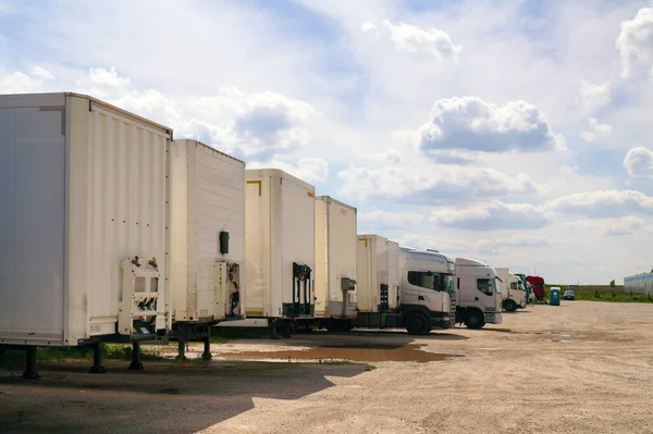 Varios Tipos Vehículos Esperando Ser Descargados Cargados Área Maniobra Para —  Fotos de Stock