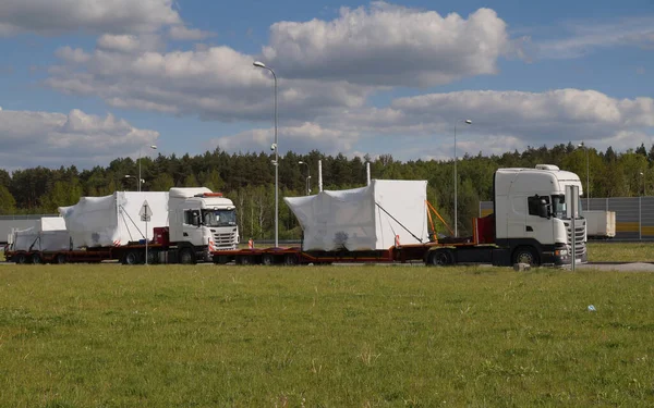 Camiones Con Semirremolques Especiales Para Transporte Cargas Sobredimensionadas Carga Sobredimensionada —  Fotos de Stock