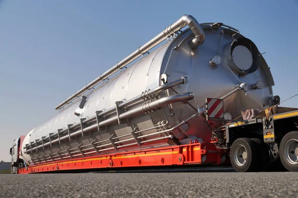 Camión Con Semirremolque Especial Para Transportar Cargas Sobredimensionadas Carga Sobredimensionada — Foto de Stock