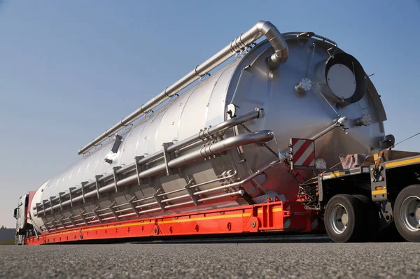 Camion Con Semirimorchio Speciale Trasporto Carichi Grandi Dimensioni Carico Sovradimensionato — Foto Stock