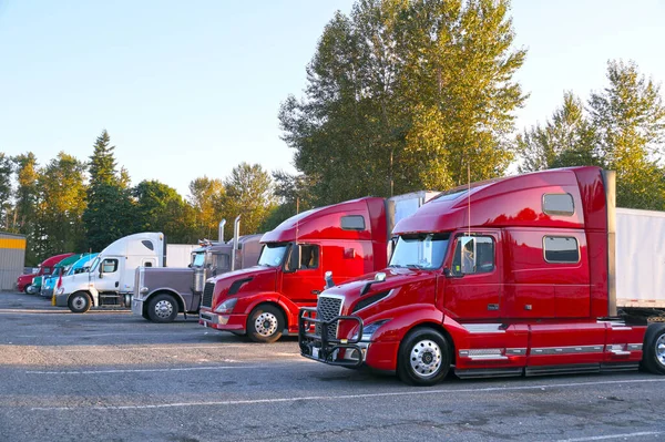 Rustplaats Verschillende Soorten Vrachtwagens Parkeerplaats Naast Snelweg — Stockfoto