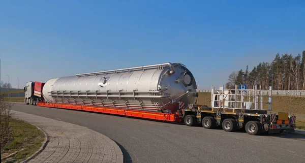 Camion Con Semirimorchio Speciale Trasporto Carichi Grandi Dimensioni Carico Sovradimensionato — Foto Stock