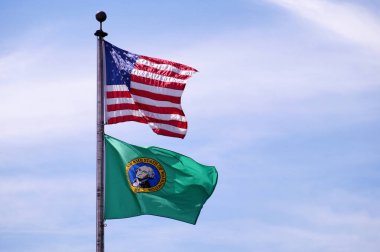 Gökyüzüne karşı. Amerika Birleşik Devletleri bayrağı ve Washington 'un yeşil bayrağı.. 