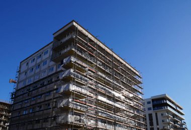 Ev inşaatı, inşaatın son aşaması. Binaların etrafındaki iskeleler.. 