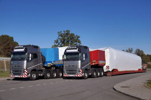 Camión Con Semirremolque Especial Para Transportar Cargas Sobredimensionadas Carga Sobredimensionada —  Fotos de Stock