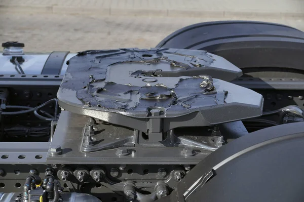 Tekerlekli Kamyonun Arka Kısmının Görüntüsü Görünen Beşinci Tekerlek Bağlantıları Römorka — Stok fotoğraf