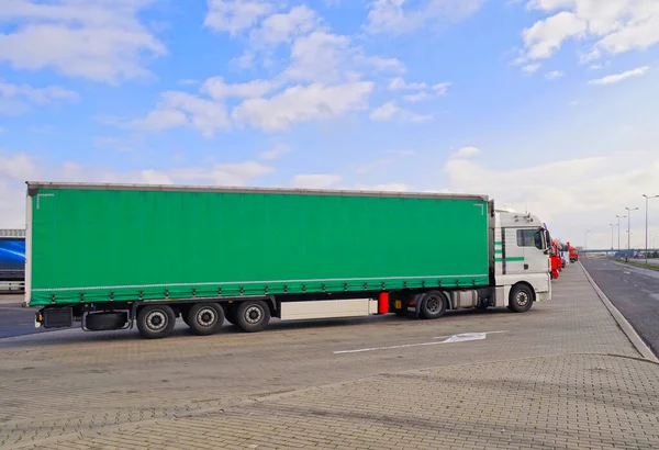 Förgrunden Lastbil Med Påhängsvagn Grön Presenning Rad Lastbilar Parkeringsplats — Stockfoto