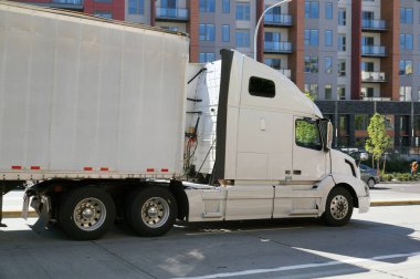 Amerika 'nın doğu kıyısında bir şehir. Şehir trafiğinde yarı karavanı olan büyük bir kamyon.. 