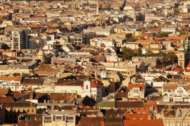 Devasa bir şehrin karakteristik, yoğun binaları. Macaristan 'ın başkenti Budapeşte' nin sol yakasının manzarası.