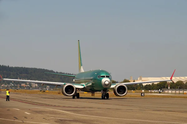 新飞机在机场进行发动机测试 飞机制造厂 — 图库照片