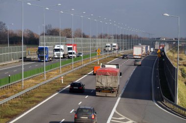 Otobanda bariyerler var. Engeller yerel halkı trafik gürültüsünden koruyor.
