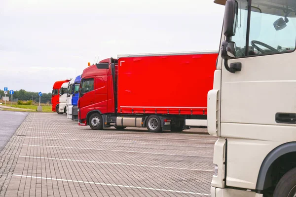 Parada Camiones Romper Viaje Camiones Estacionados Fila —  Fotos de Stock