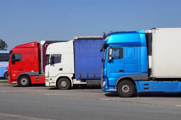 Zatrzymanie Ciężarówki Różne Rodzaje Kolory Kabin Ciężarówki Zaparkowane Pod Rząd — Zdjęcie stockowe