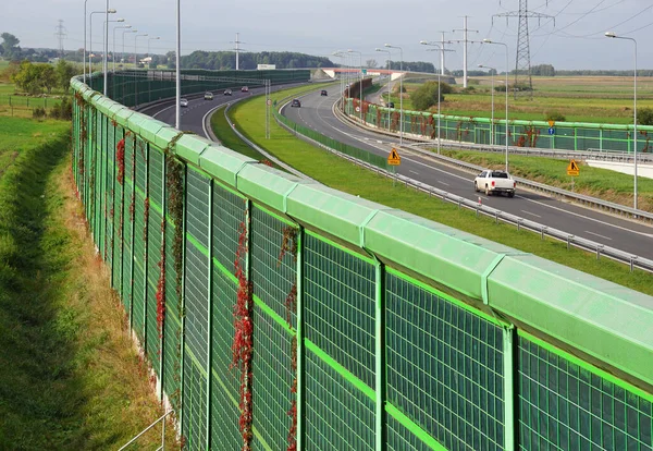 这条高速公路两边都有隔音屏障 屏障保护本地居民免受交通噪音影响 — 图库照片