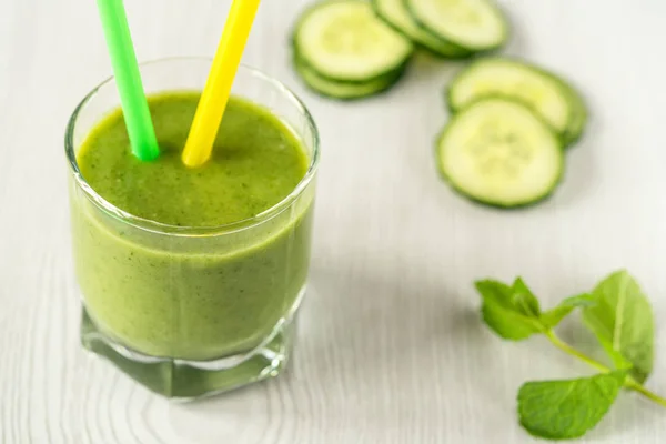 Ett Glas Gröna Vegetabiliska Smoothies Vit Trä Bakgrund — Stockfoto