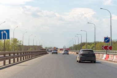 Yeni kaldırım ve renkli yol işaretleri arasında yaz döneminde araba otomobiller ile modern karayolu görünümünü