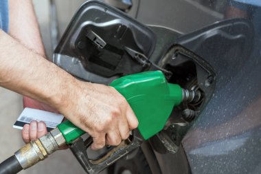 el araba ile Yakıt dolumu